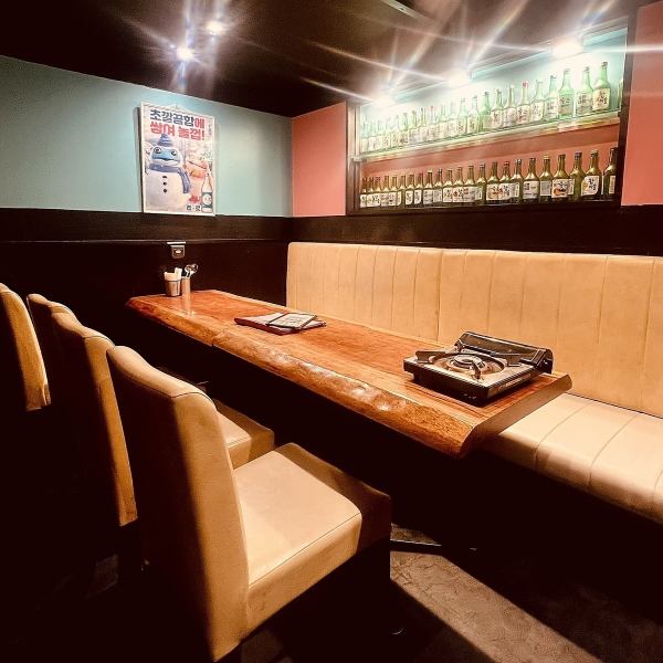 インスタ映え！！チャミスルのボトルが並ぶカラフルなお席は女子に大人気♪可愛いがあふれた店内でプルコギをどうぞ！！