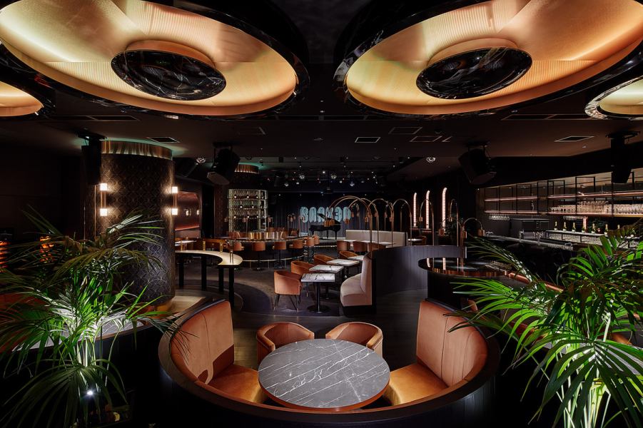 It is a nightclub lounge where you can enjoy high quality music and showcases in a sophisticated space.