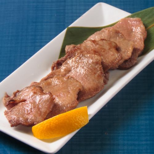 탄원을 사치스럽게 사용한 두껍게 썬 쇠고기 구이(100g)