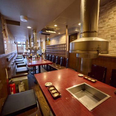 【アットホームな雰囲気】 落ち着いた木の温もりとアットホームな雰囲気で、心からくつろげる空間をお届けします。ゆったりと流れる時間の中、美味しいお料理とお酒を囲んで楽しいひとときをお過ごしください♪