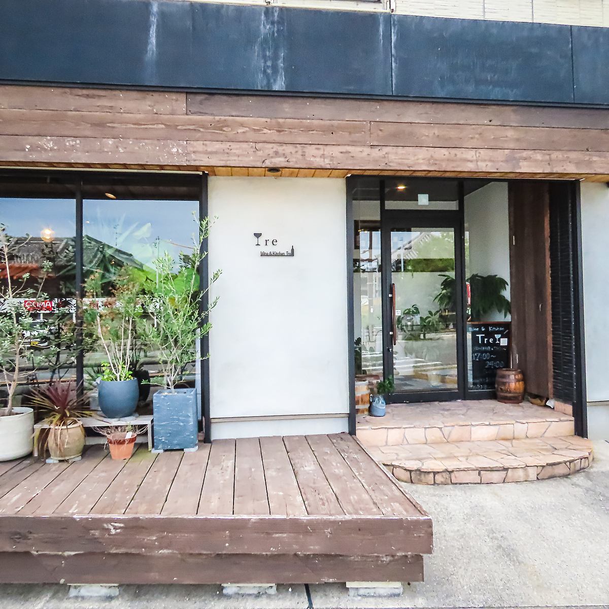 フォークとワイングラスを両手に持って、飲んで・食べて・笑って過ごす素敵な時間を♪