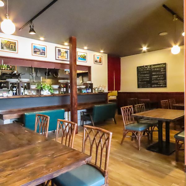 【ヨーロッパの隠れ家のようなお洒落な空間】温もりのあるインテリアや木を基調にした落ち着いた雰囲気に、どこかヨーロッパを思わせる大人な隠れ家空間。時間を忘れてゆったりと、パートナーやご友人、ご家族や自分自身との素敵なひとときをお楽しみください♪