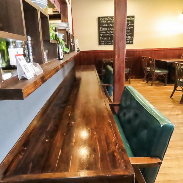 【ゆったり寛げるソファー席（カウンター）】カップルシートのカウンター席は、周囲を気にせずゆったりとお過ごしいただける人気のお席。普段使いはもちろん、お誕生日や記念日、デートでのご利用にもぴったりです。おひとり様も大歓迎です！