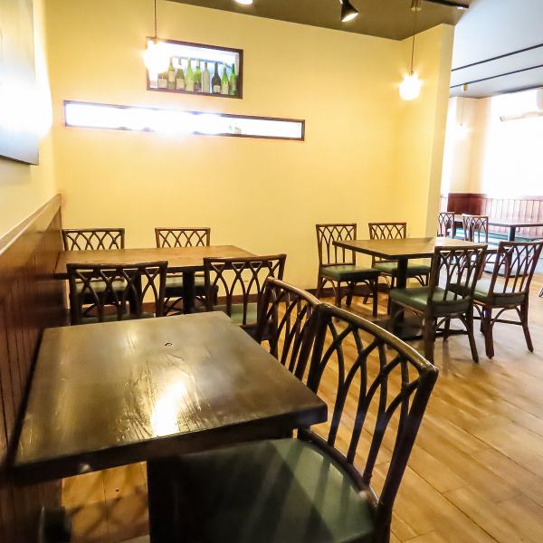 【少人数から貸切まで様々な人数に対応（テーブル席）】広めのテーブル席は、少人数での女子会・ママ会から飲み会・ご宴会まで多彩なシーン、人数でご利用いただけます。貸切でのご利用も承っておりますので、お気軽にお問い合わせください。