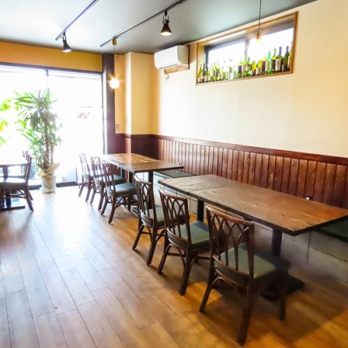 広々としたテーブル席