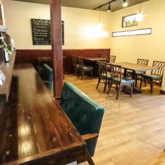 【カウンター席はソファータイプのカップルシートです】