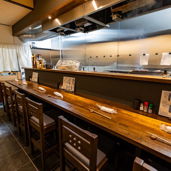 お一人様や少人数に最適なカウンター席は、職人が丁寧に焼き上げる姿を間近に見ながら過ごせる特等席☆また、テーブル席は親しい仲間との語らいにぴったりのゆったりサイズで快適◎駅から徒歩10歩と立地も良く入りやすい雰囲気です！