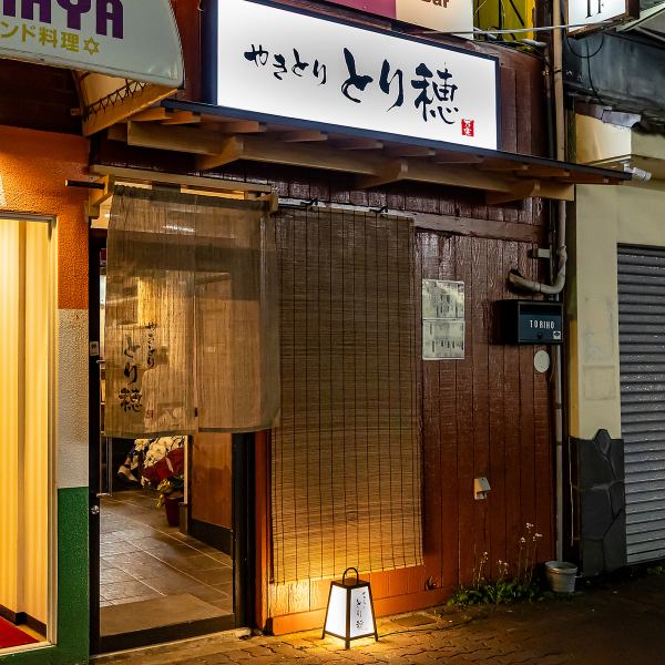 店内は落ち着きのある和モダンな設えで、炭火が演出する温もりを感じられる空間♪外観も風情があり、駅近という便利さも魅力のひとつです。サービスも丁寧で、一人でもグループでも居心地よく楽しめる配慮が整っています◎