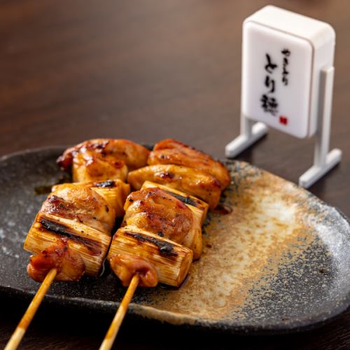 古代地鶏と野菜串を炭火で焼き上げる技