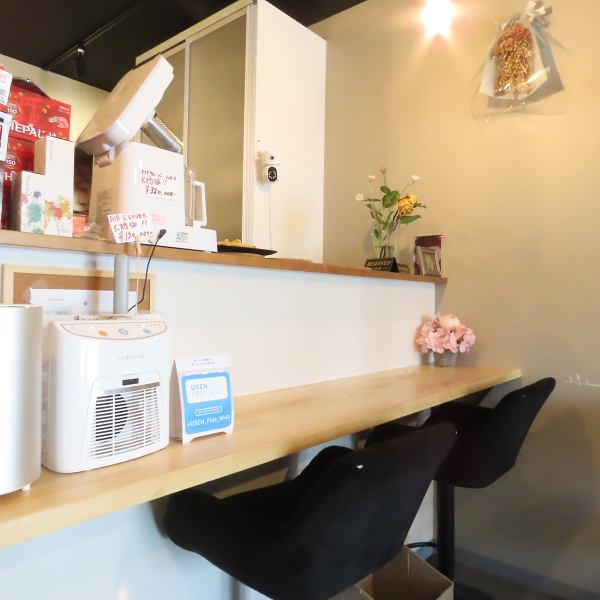 「つながりたい人がつながる」がコンセプト。友人とのランチやカフェタイムはもちろん、お昼からアルコールを楽しむのも大歓迎！明るく開放的な店内は、気楽にお喋りを楽しみたい時にぴったりです。賑やかに過ごすもよし、スタッフとの会話を楽しむもよし。心ほどけるリラックスタイムをぜひ当店で。