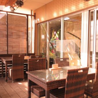 It is a table full of tropical feeling of Synthetic Fratan.Feel the local atmosphere.
