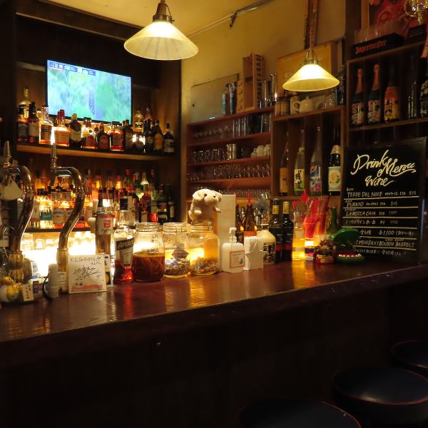 カウンターには、マスター自慢のお酒の数々が並んでる♪バーテンダーとトークするのもお勧め！