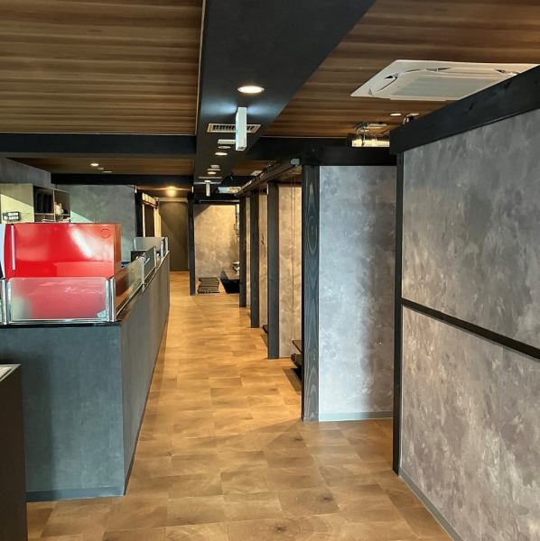 【完全個室多数完備！】高級感のあるお部屋でゆっくり焼肉をお楽しみ下さい☆内装の雰囲気も高級感があり、デート、記念日のお祝い、接待、女子会など様々なシーンでご利用できるお席となっております。また各席に仕切りがあるため、他のお客様の飛沫感染を防止できますので安心してお食事をお楽しみ下さい☆