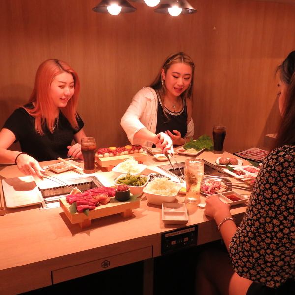 女子会・各種飲み会に◎新しく生まれ変わった「まるきん食堂」では複数人でもゆっくりお食事を楽しんでいただけるよう、3～4名様用のテーブル席をご用意★明るい雰囲気と美味しい焼肉とお酒で会話が弾むこと間違いなし！嬉しい単品飲み放題は550円からご用意しておりますので、用途に合わせてご利用ください！