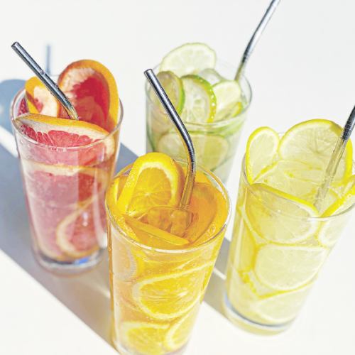 色鮮やかな料理とドリンク