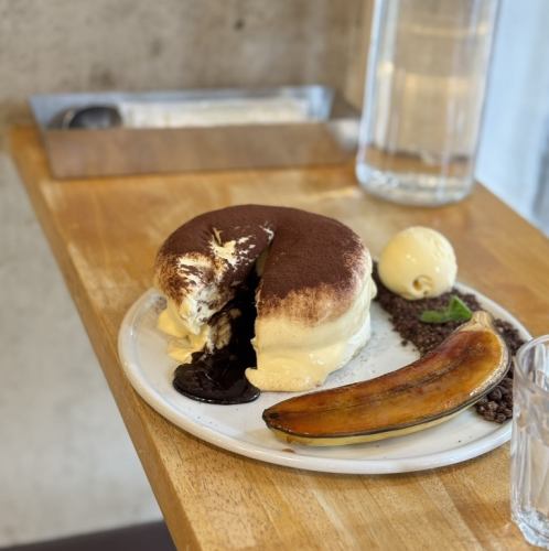 【期間限定/数量限定】キャラメリゼバナナとチョコレートのティラミスパンケーキ