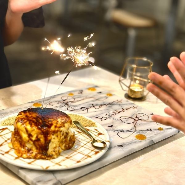 白を基調にしたインテリアとコンクリートの壁が印象的な店内です。ディナータイムにはテーブルにキャンドルを灯します。大切な方との記念日やデート、女子会や歓送迎会など、様々なシーンでご利用いただけます。