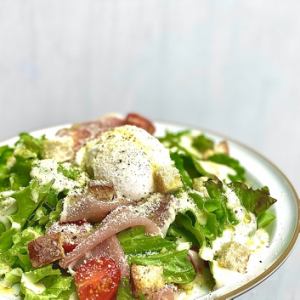 生ハムとポーチドエッグのシーザーサラダ