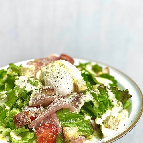 生ハムとポーチドエッグのシーザーサラダ