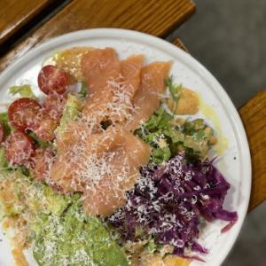 スモークサーモンとアボカドのコブサラダ