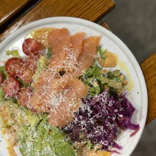 スモークサーモンとアボカドのコブサラダ
