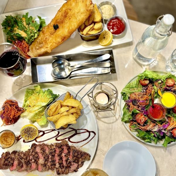 朝8時から17時はオーストラリア・メルボルンスタイルの朝食やランチでご利用いただけます。パスタや肉料理も取り揃えており、色鮮やかなフードが皿を彩ります。金土日祝日の17時からはオーストラリア料理レストランとなり、オーストラリアの定番料理や現地のパブで人気の肉料理を中心にパスタやピザなど豊富な品揃えです。