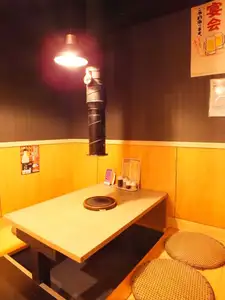 こちらも店内奥にある堀ごたつ席。半個室なので少人数でも落ち着いて過ごせます。
