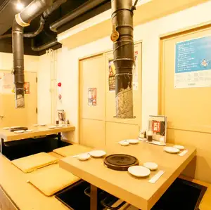 足をゆったりと伸ばしてお食事を楽しめる、4名様用の掘りごたつ席です。