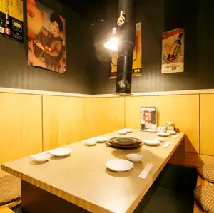 周りをさりげなく仕切る格子で、ほどよいプライベート感を確保。ご友人同士のお食事やご家族での団らん、職場の小規模なご宴会にもぴったりです。
