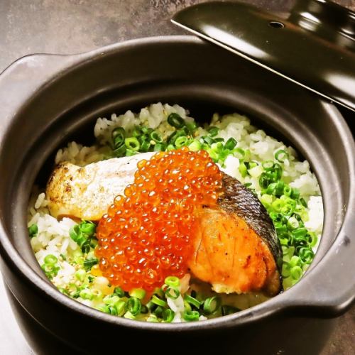 いくらと炙りサーモンの土鍋飯