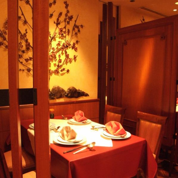 The seats that can be easily used by two people are calm table seats.Ideal for anniversaries and birthday dates ♪