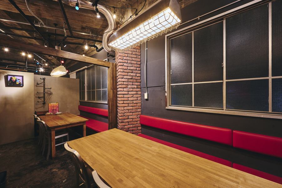 A private room with a flexible layout.This private room can accommodate up to 16 people.It's easy to use even at workplace gatherings ♪ Industrial with a Brooklyn-style interior.You can spend as much time as you like in a space where inorganicness and calmness coexist♪