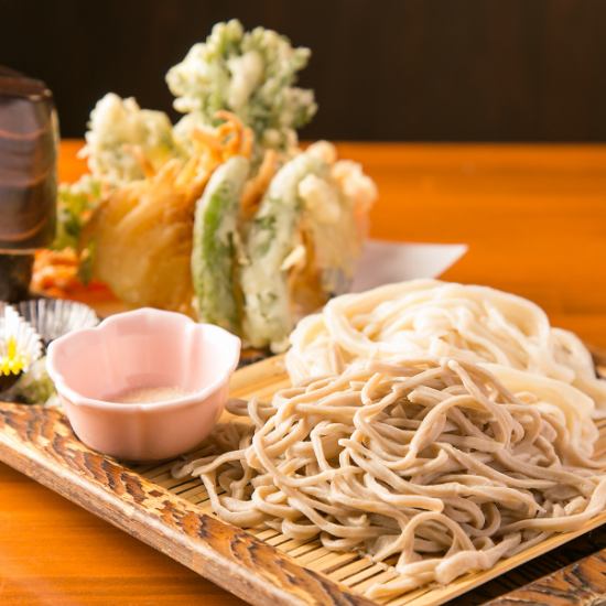 We make seasonal morisoba and udon noodles with all our heart.