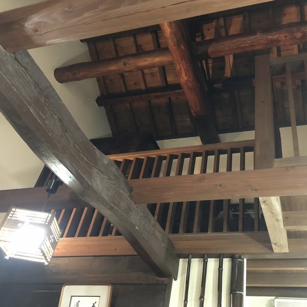 築130年を超える蔵をリノベーションした店内の雰囲気は抜群です。梁の太い木や天井裏は、現代ではなかなか見ることのできない代物です。
