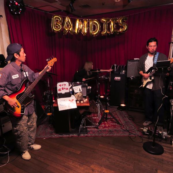 【生演奏をバックに本格カラオケが楽しめるお店】