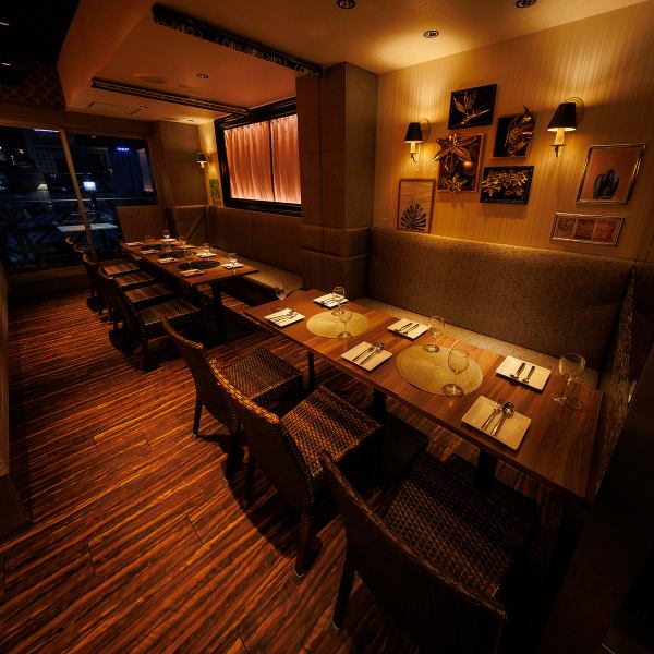 団体利用にも対応可能な広々とした店内。仕切りのあるテーブル席を組み合わせることで、人数や用途に合わせた柔軟なレイアウトが可能です。歓送迎会や会社宴会、同窓会などさまざまなシーンに最適。コースや飲み放題の内容も充実しており、幹事様のご要望にも丁寧に対応いたします。
