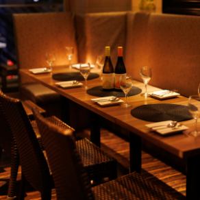 テーブル席中心の広々とした店内は、会社宴会や打ち上げなど様々なシーンに対応可能。名古屋名物を中心に構成された宴会コースは、ボリューム満点＆飲み放題付きで大満足。人数に応じた柔軟な席配置も可能で、幹事様にも嬉しいサポート体制を整えています。名古屋駅徒歩3分という好立地も魅力です。