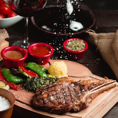 黒毛和牛や名古屋コーチンなど厳選肉を贅沢に味わう逸品揃い