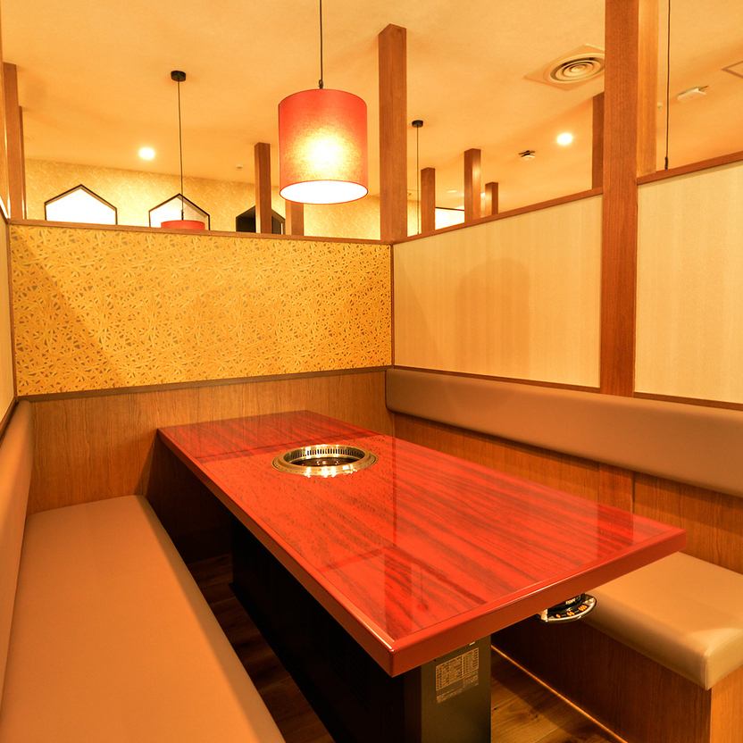 Enjoy a date in a stylish, private room-like space! We also offer performances.