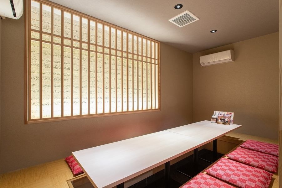 We also have semi-private rooms with sunken kotatsu tables available for small groups.Please use it for private occasions.