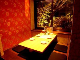 A private room with a sunken kotatsu facing the window.Lighting up outside will make the space more stylish.It is popular for anniversaries and dates.