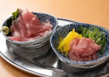 Two kinds of tuna platter (tuna and seared tuna)