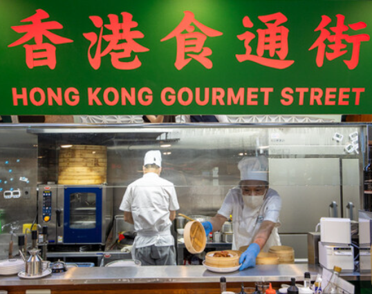 【まるで香港に来たかのよう！】香港のストリートを再現した雰囲気が魅力の店内には、たくさんの看板や非常に大きなビデオディスプレイも設置してます！テーブル席をご用意しており、1人でのお食事・女子会・ご家族でのご利用など様々なシーンに◎香港にいるかのような感覚を味わえる「香港食通街」で楽しいひとときを。