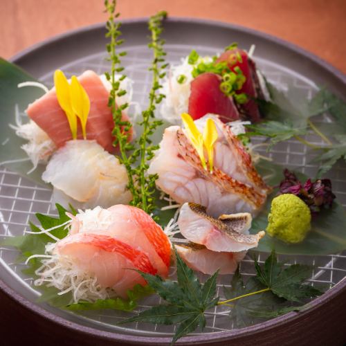 [Selected by fishermen at the fishing port] Assorted high quality fresh fish sashimi