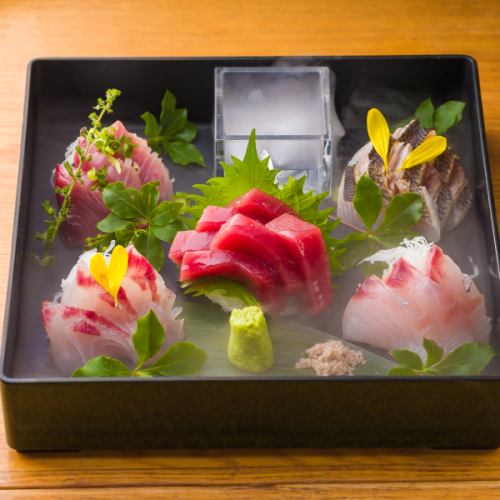 Assortment of 6 kinds of seasonal sashimi