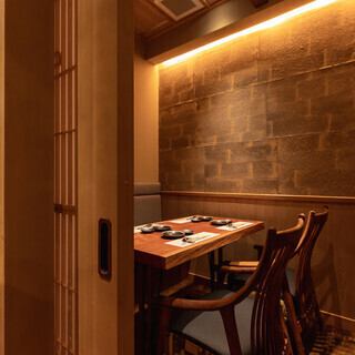 [Private room with door] For business dinners and entertaining