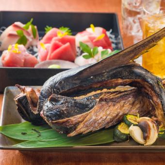 2.5 hours of all-you-can-drink and 10 dishes in total "Five kinds of sashimi and domestic tuna fillet primeval grilled course" 5,800 yen (tax included)