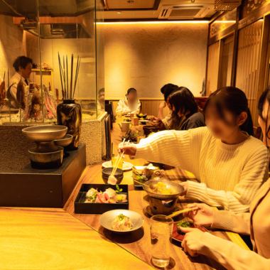 赤羽の喧騒を離れた路地裏に佇む大人の隠れ家。ライブ感溢れるカウンター席は、目の前で旬の魚や肉が豪快に焼き上がる「炉端」の醍醐味を五感で楽しめる特等席です。職人の手さばきと炭火の香ばしい香りに包まれながら、厳選した日本酒と共に贅沢なひとときを。デートや一人飲みにも最適な、温もりある空間です。