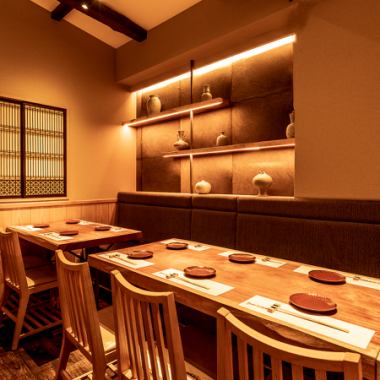 赤羽の喧騒を忘れる落ち着いた完全個室は、最大12名様まで。会社のお集まりや接待など、上質な大人の宴会に最適な空間です。市場直送の鮮やかな海鮮料理や、出汁の染みた自慢のおでんを囲み、周囲を気にせず贅沢なひとときを。情緒ある和のプライベート空間で、大切なお仲間との特別な夜をお愉しみください。