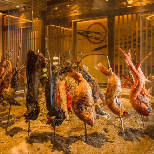 職人が炭火でじっくり焼き上げる！素材の旨みを凝縮した『名物・原始焼き』